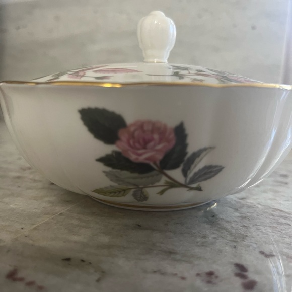 Wedgwood Hathaway Rose Covered Dish 5.5” Floral Bone China England Gold Trim EUC - Picture 2 of 6